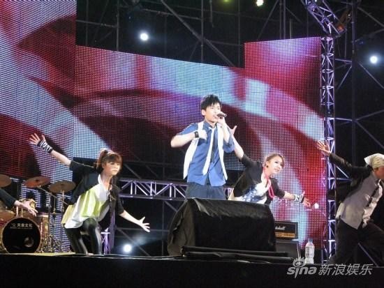 苏醒首唱《选秀明星》百变造型亮相音乐节(图)