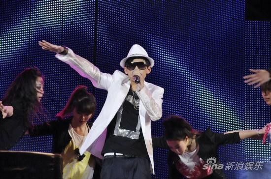 苏醒首唱《选秀明星》百变造型亮相音乐节(图)