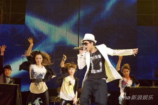 苏醒首唱《选秀明星》百变造型亮相音乐节(图)