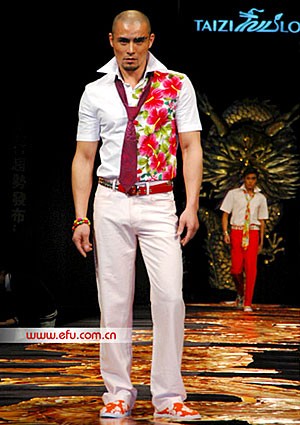 组图:名模设计师聚集时装周 双王双后来斗艳