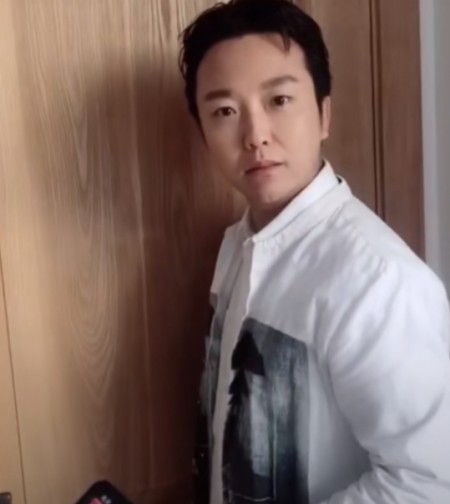 李玉刚谈为何不结婚，两袖清风怎敢误佳人，曾靠《星光大道》大火