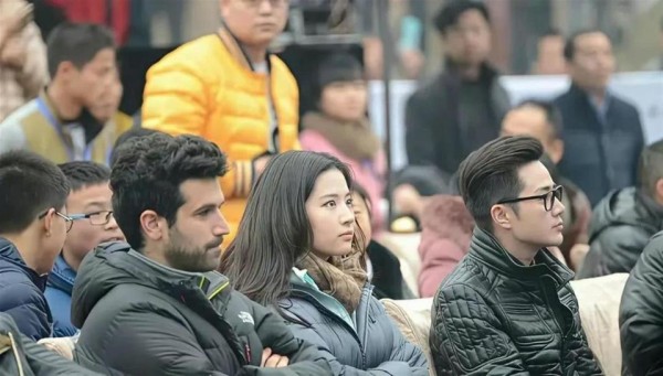 刘亦菲就是穿上厚厚的羽绒服往那一坐，也是人群中闪烁的星光