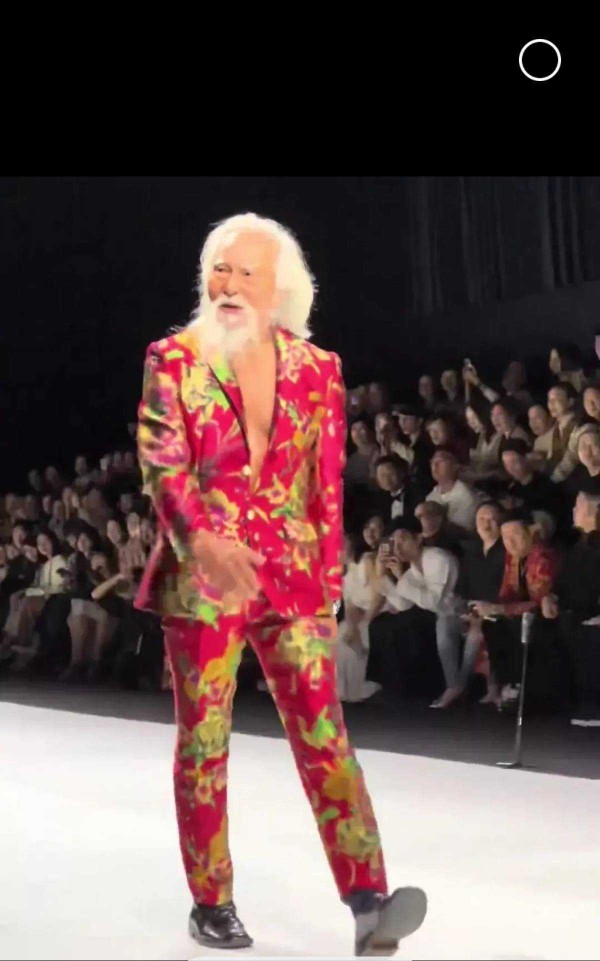 工地大叔误闯明星红毯，工装沾灰却被赞最真实时尚icon