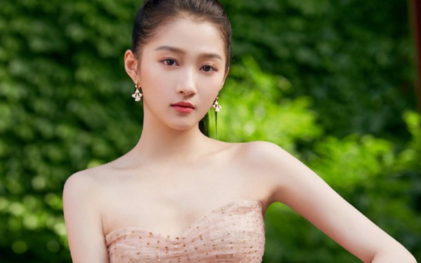 关晓彤生日获Ali Karoui定制礼服，时尚地位凸显，品牌合作引关注