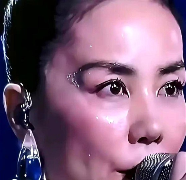 王菲的眉型设计师身份揭晓！这位神秘化妆师名叫Titi Kwan，圈内昵称菲