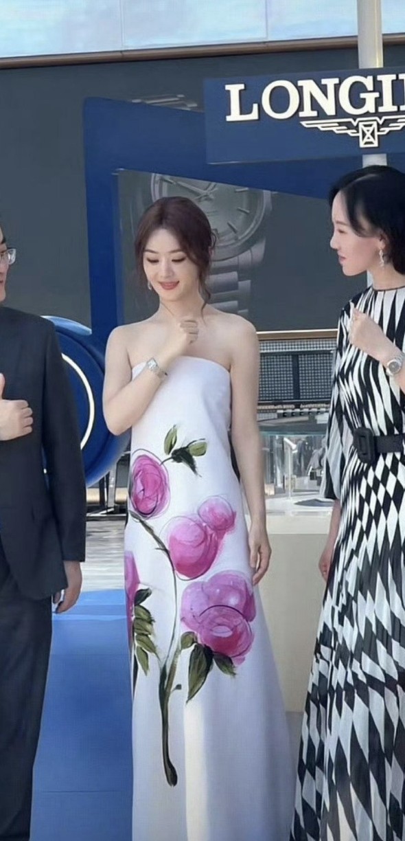 赵丽颖穿的是啥？像裹了个大花床单，戴着假发额头贴片太俗气