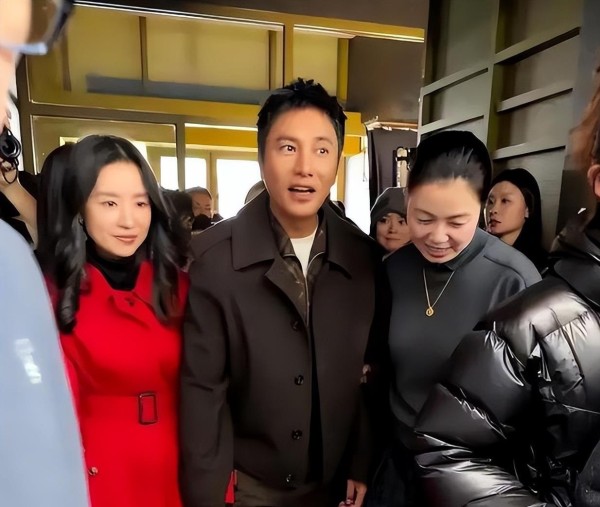 50岁陈坤与董洁牵手仅1个月,现状就被曝光,网友纷纷留言破大防