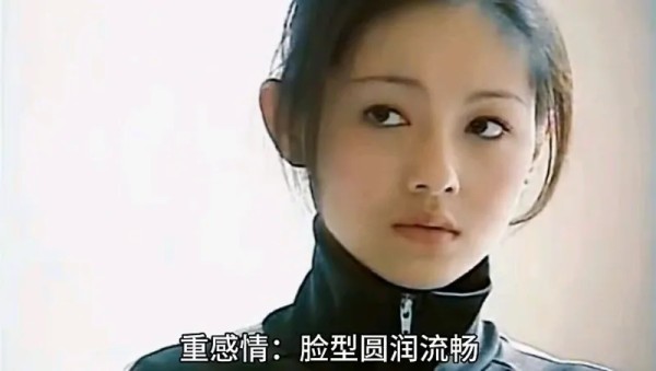 之旺分享：当大S以《流星花园》里的杉菜一角惊艳亮相时，青春气息扑面而来，让人忍不住心生怜爱。她额头圆润饱满，明堂开阔，妥妥的早年成名之相，也正因此，杉菜这个角色迅速让她火遍大江南北。然而，凌乱的发际线和逆生长的绒毛，暗示着她与父亲或男性长辈的关系不太融洽，父缘较浅。不过，这也造就了她独立自主、极具主见的性格。她有着圆润的狼眼，目光坚定且透着一股狠劲，眼角尖锐，精明强干的特质展露无遗；再配上那薄硬的...