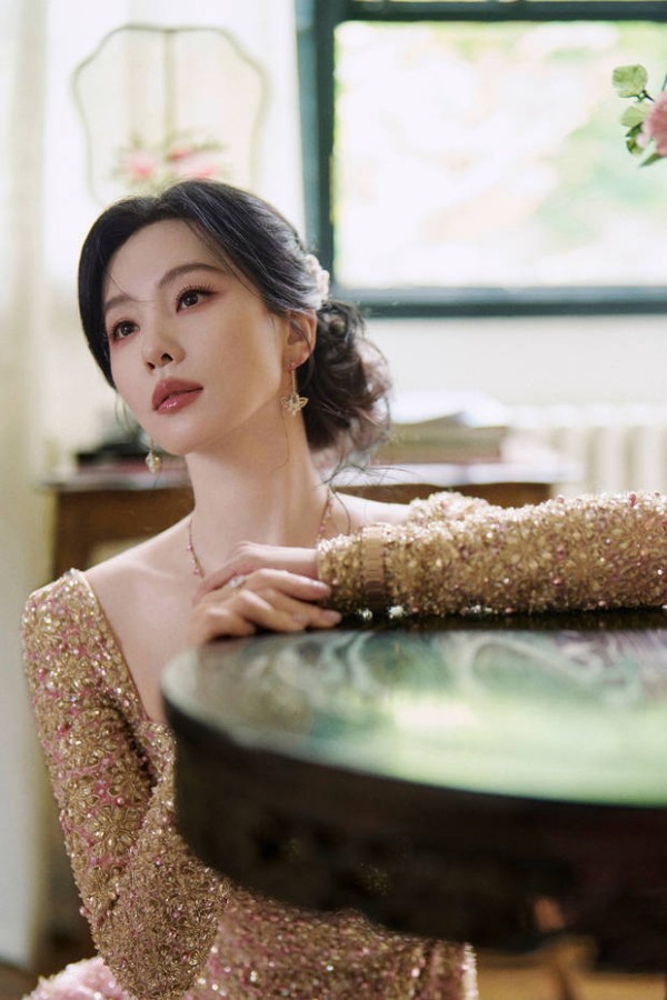 刘诗诗黑发红唇,明媚大方。