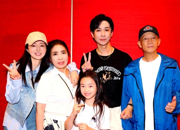 董璇与张维伊低调大同婚礼：明星祝福与背后故事