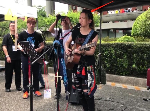 垣杰：2019年留着长发的张芸京决定放弃明星身份，考执照成为街头艺人。在这里没有聚光灯，也没有鲜花和掌声，耳边萦绕的与其说是歌声，不如说是她对历历往事的倾诉。
10年前，人们第一次认识张芸京是因为她火遍大江南北的《偏爱》，那时的张芸京刚从选秀节目《超级偶像》夺魁出道，并进入金牌大风旗下，与周笔畅、胡歌成为同门师兄妹。
张芸京一出道便受到力捧，公司安排胡彦斌、蔡健雅、五月天等实力音乐人或组合为她作词...