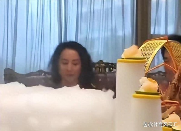 汤灿中秋这天与大老板、社会名人聚餐 素颜出镜不戴翡翠苍老没气