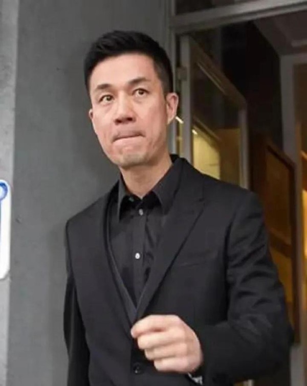 薇热望热望:❗豪门继承人深夜直播卖惨为哪般?
凌晨两点直播间突然涌入23万观众,西装革履的许姓继承人竟当众哽咽:“现在连司机工资都要分期付。”这幕荒诞场景揭开S家族暗战新章——曾经靠明星妻子套现的夫妻档,如今带着停工艺人强闯家产争夺战。
知情人透露关键转折点:三个月前某新能源项目爆雷,让这位“隐形富豪”失去财团背书。更戏剧的是,网友扒出停工妻子三年前综艺发言:“豪门最值钱的是体面”,如今却成全网...