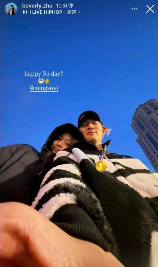 苏翊鸣穿2万LV官宣恋情,朱易陪伴四年家人关系近,母女相似引网友热议,这场爱情能走多远?