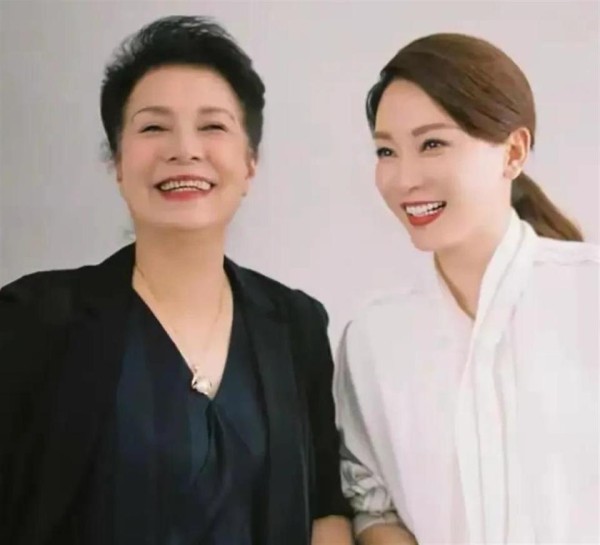 陈数晒全家福喜迎财神，母亲83岁宛如60岁，赵胤胤待岳母胜亲儿！