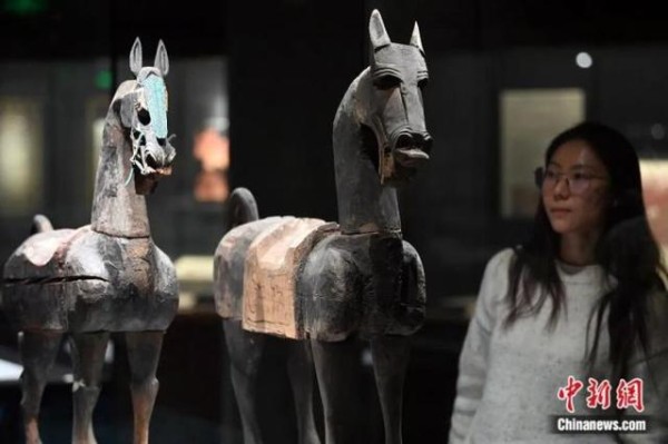 2025年12月24日，在甘肃省博物馆展陈的汉代彩绘木马。九美旦增 摄