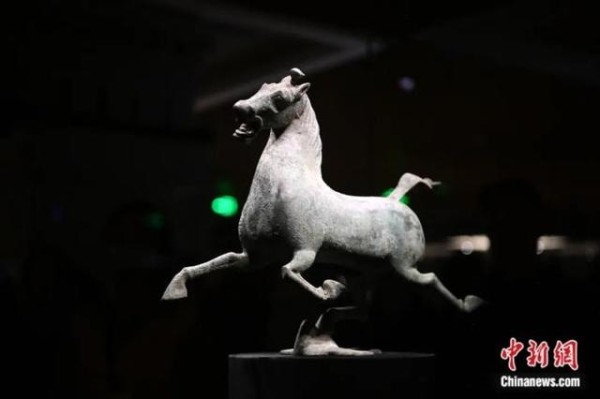 2025年12月24日，甘肃省博物馆展陈的铜奔马。九美旦增 摄