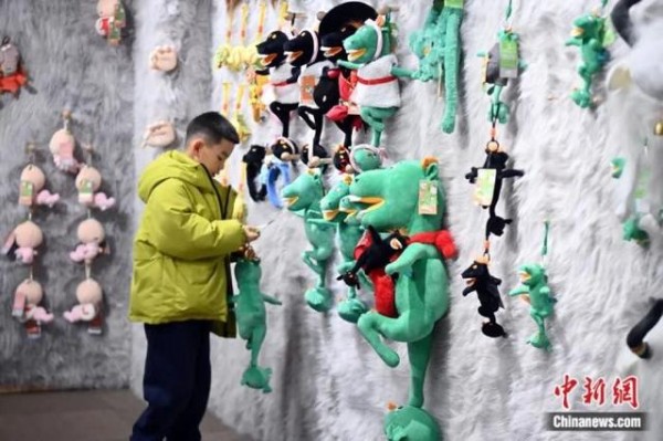 2025年12月24日，甘肃省博物馆推出的铜奔马文创。九美旦增 摄