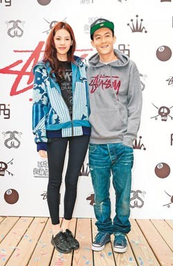 陈冠希右与女友感情稳定甜蜜合照 台湾“中国时报”