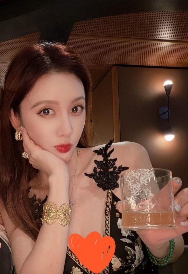 张萌正月初十分享美照配文南半球最后一餐漂亮饭,回去搬砖咯!