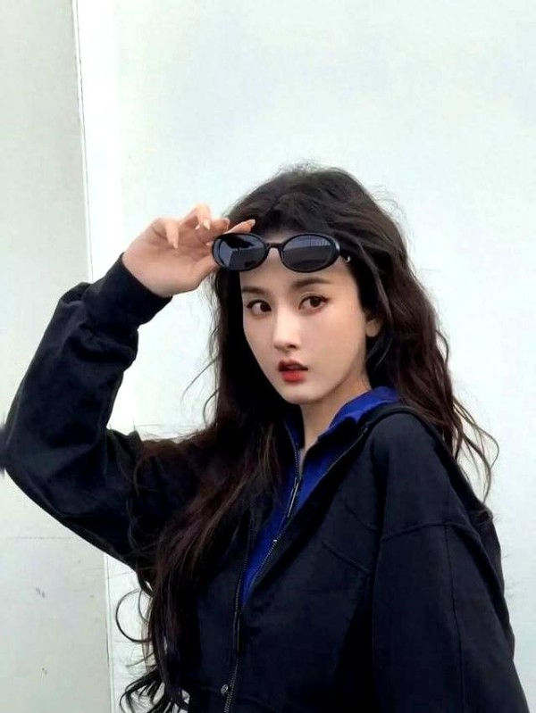 宋祖儿才是“耐看型”美人！一身蓝黑look简约却不简单，越品越有味