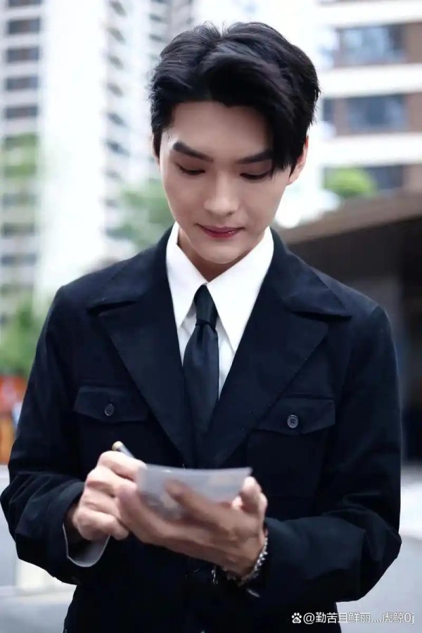 王译磊这操作真绝了!新剧热播时大号主动跟营销号互关互动,被女演员粉丝怼后又火速取关,这番操作堪称前无古人后无来者