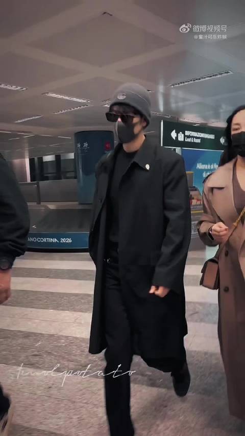 肖战到达米兰，机场被@肖战 走成了秀场！ 肖战帽子盖不住两个耳朵 肖战