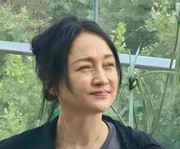 明星无滤镜真实状态引热议 颜值反差引发审美思考