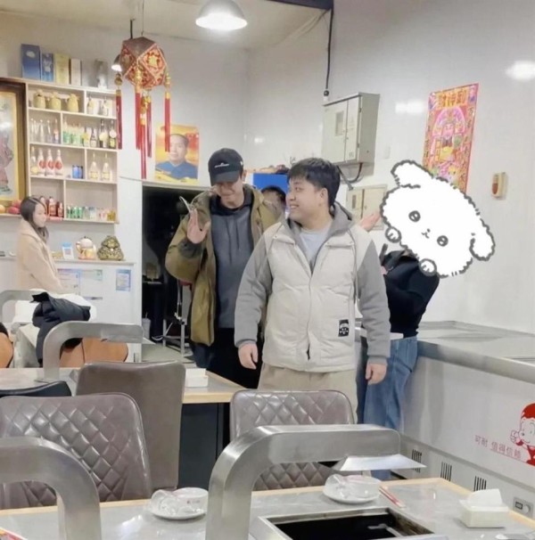 33岁黄景瑜丹东吃饭被偶遇，羽绒服裹不住修长身材，帅到犯规