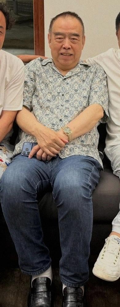 陈凯歌春节三亚豪宅露面、穿搭引热议，老年斑与创作热并存，明星南北迁徙背后是什么