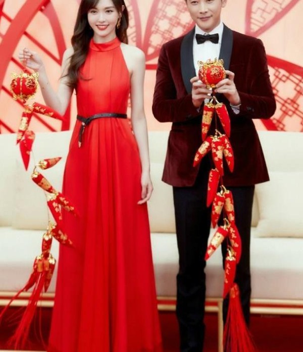 唐嫣新年首晒自拍包裹严实,一张秒删的照片引关注疑与罗晋度蜜月