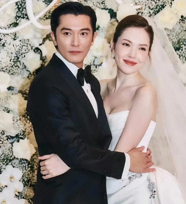 霍建华夫妇现身邱泽许玮甯婚礼！林心如粉色礼服状态惊艳，老公冷脸搂邱泽热聊