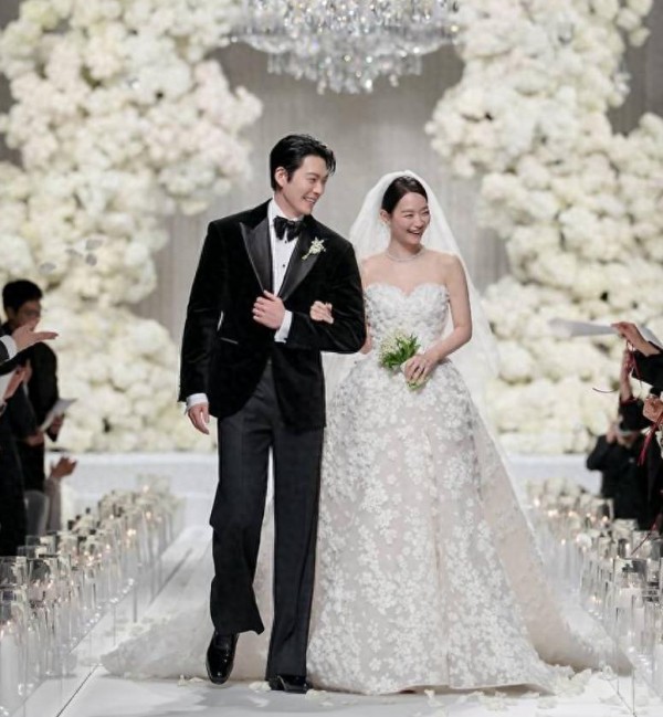 金宇彬与申敏儿低调完婚现场曝光：嘉宾云集，婚礼当日捐款三亿韩元
