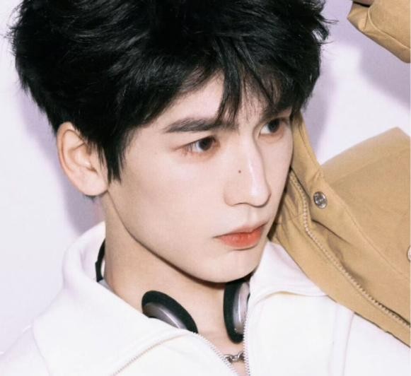 张凌赫换头像：一场精准拿捏的宠粉心理学实验