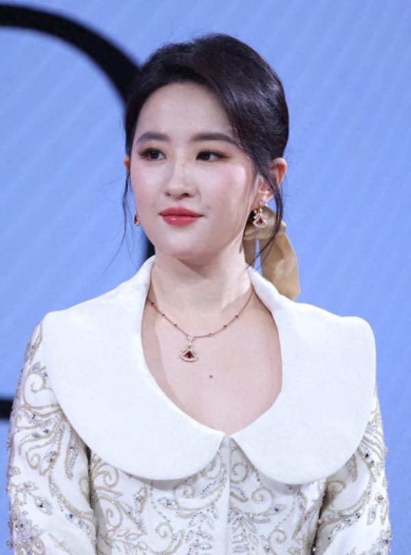 「时尚晚宴争锋」引爆局势!VOGUE与ELLE抢人大战,刘亦菲压轴引关注