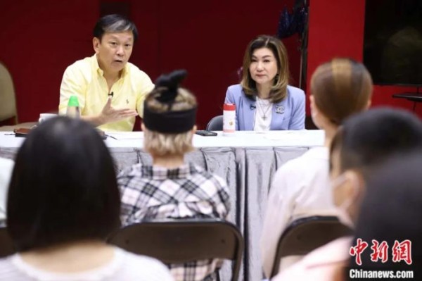 无线电视助理总经理(艺员管理及发展)乐易玲和2022年TVB艺员训练班校长陈德森。