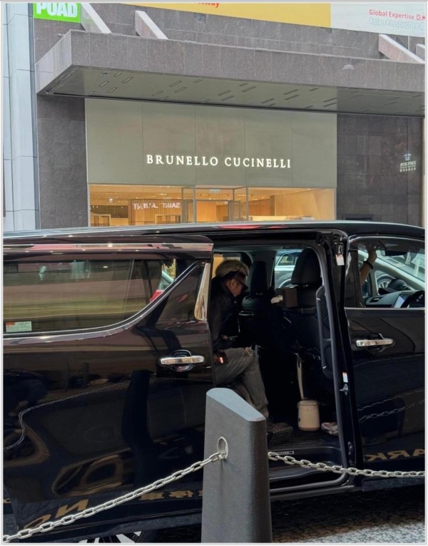 狄波拉74岁还这么时髦！谢霆锋陪她逛街不带保镖不戴口罩，母子俩像普通人一样温馨到爆！