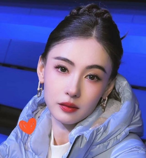 人情与利益的博弈：明星团队关系探析