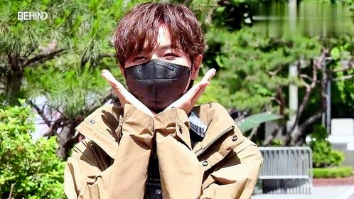 郑东河上班之路，戴上口罩也抵挡不住的帅气！