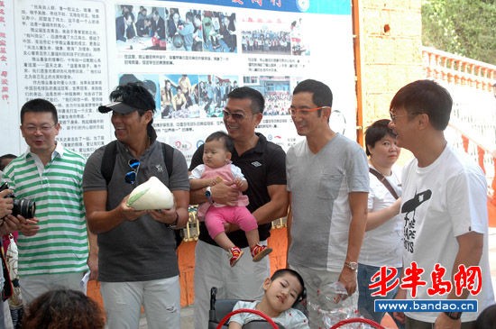 香港明星足球队青岛拼球技 曾志伟卖力获掌声