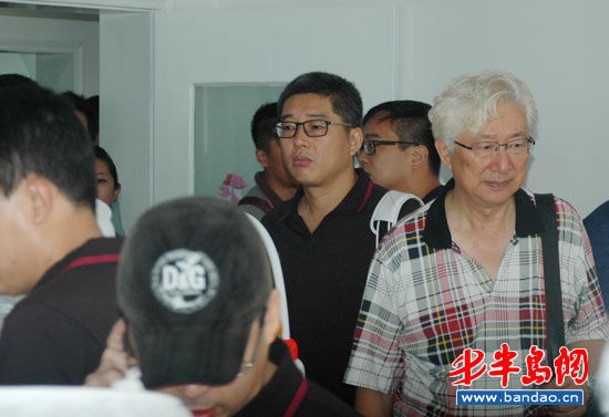 香港明星足球队青岛拼球技曾志伟卖力获掌声