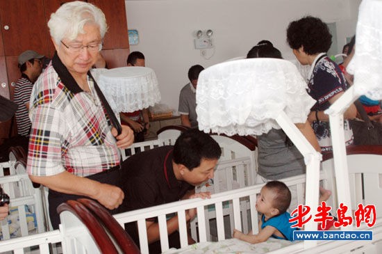 香港明星足球队青岛拼球技曾志伟卖力获掌声