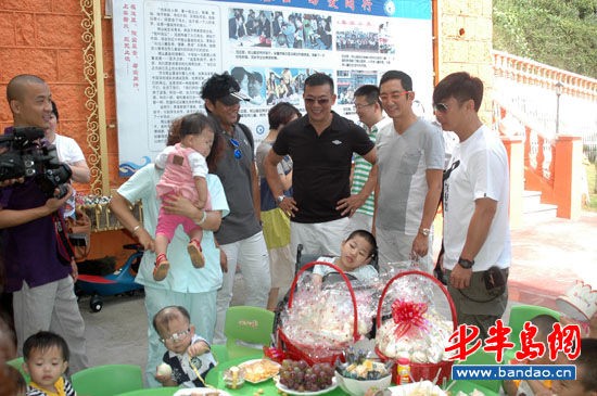 香港明星足球队青岛拼球技曾志伟卖力获掌声