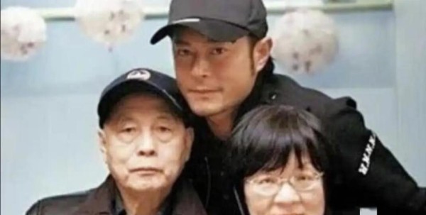 别再用世俗眼光评判古天乐了！55岁未婚陪父母，活成了真人生赢家