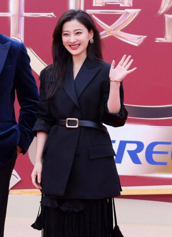 梅婷近照认不出！黑胖土状态引争议，网友：比同龄素人还显老