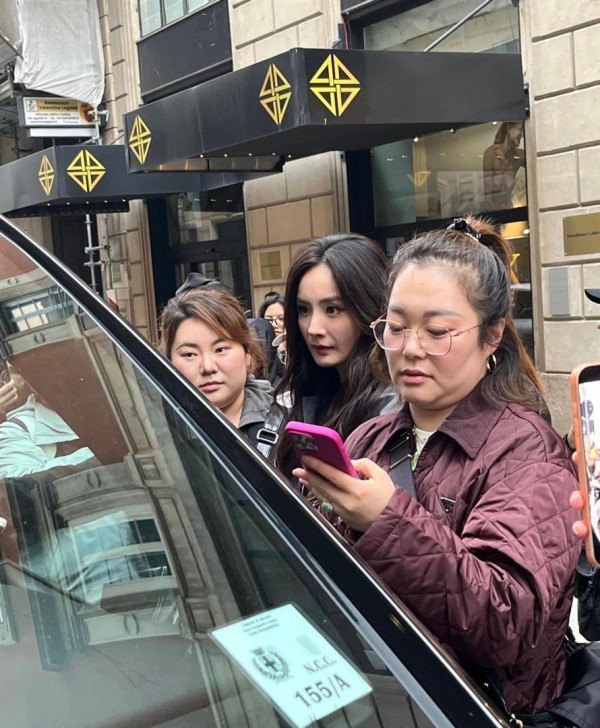 杨幂米兰探店，身边两位助理与杨幂形象反差大，明星与素人的差距