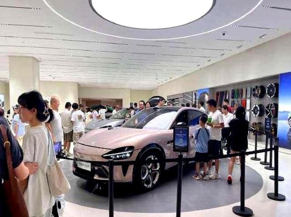 小米汽车销量暴跌46%！供应链危机+口碑崩盘，双重打击难翻身-有驾