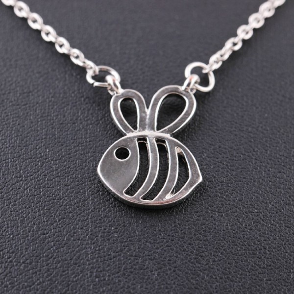 秋冬新款时尚简约镂空小蜜蜂吊坠项链精致小鱼锁骨链厂家饰品批发