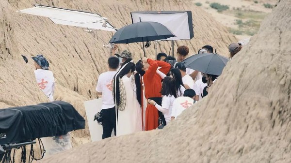 明星爆火背后：资源、人脉与自我突围全记录