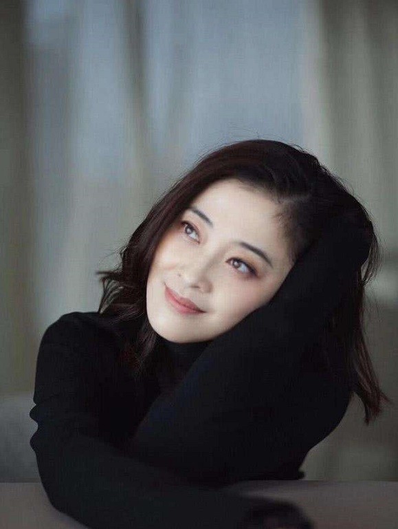 明星照片、明星艺术照、明星个人资料和图片、明星代言费用报价、明星商演价格、明星经纪公司、明星经纪人、明星商务合作多少钱